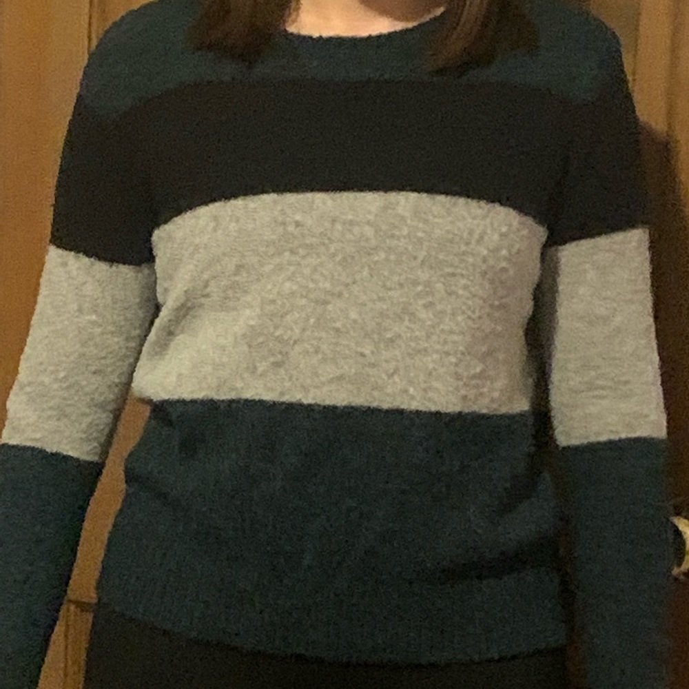 Soft and stylish sweater 💙